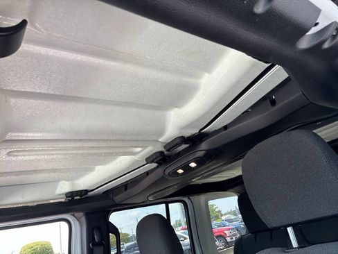 Used 2025 Jeep Wrangler Unlimited Sahara AWD/4WD image 16