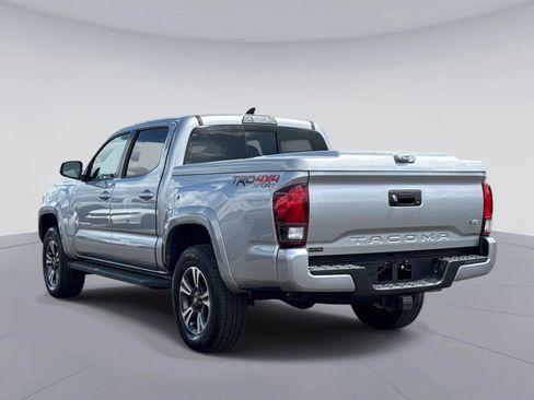 Used 2018 Toyota Tacoma TRD Sport AWD/4WD image 5