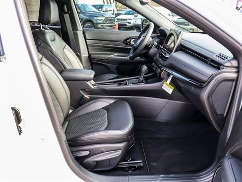 New 2026 Jeep Compass Latitude image 13