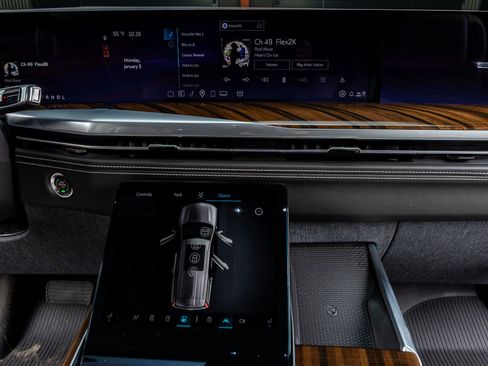 Used 2026 Cadillac Escalade Platinum Sport w/ LPO, ONYX Package image 24