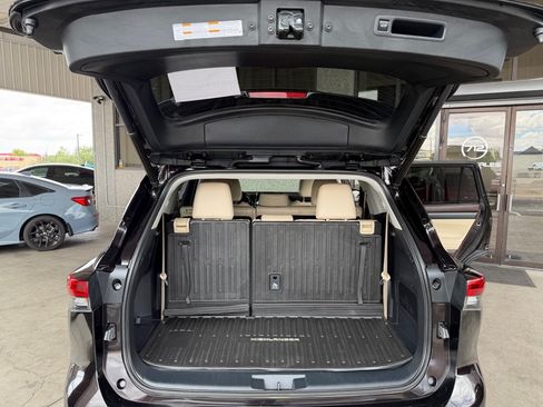 Used 2022 Toyota Highlander XLE FWD image 29