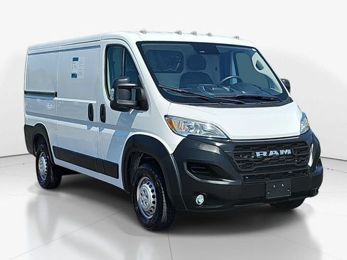Used 2025 RAM ProMaster 2500 w/ Convenience Group FWD image 3