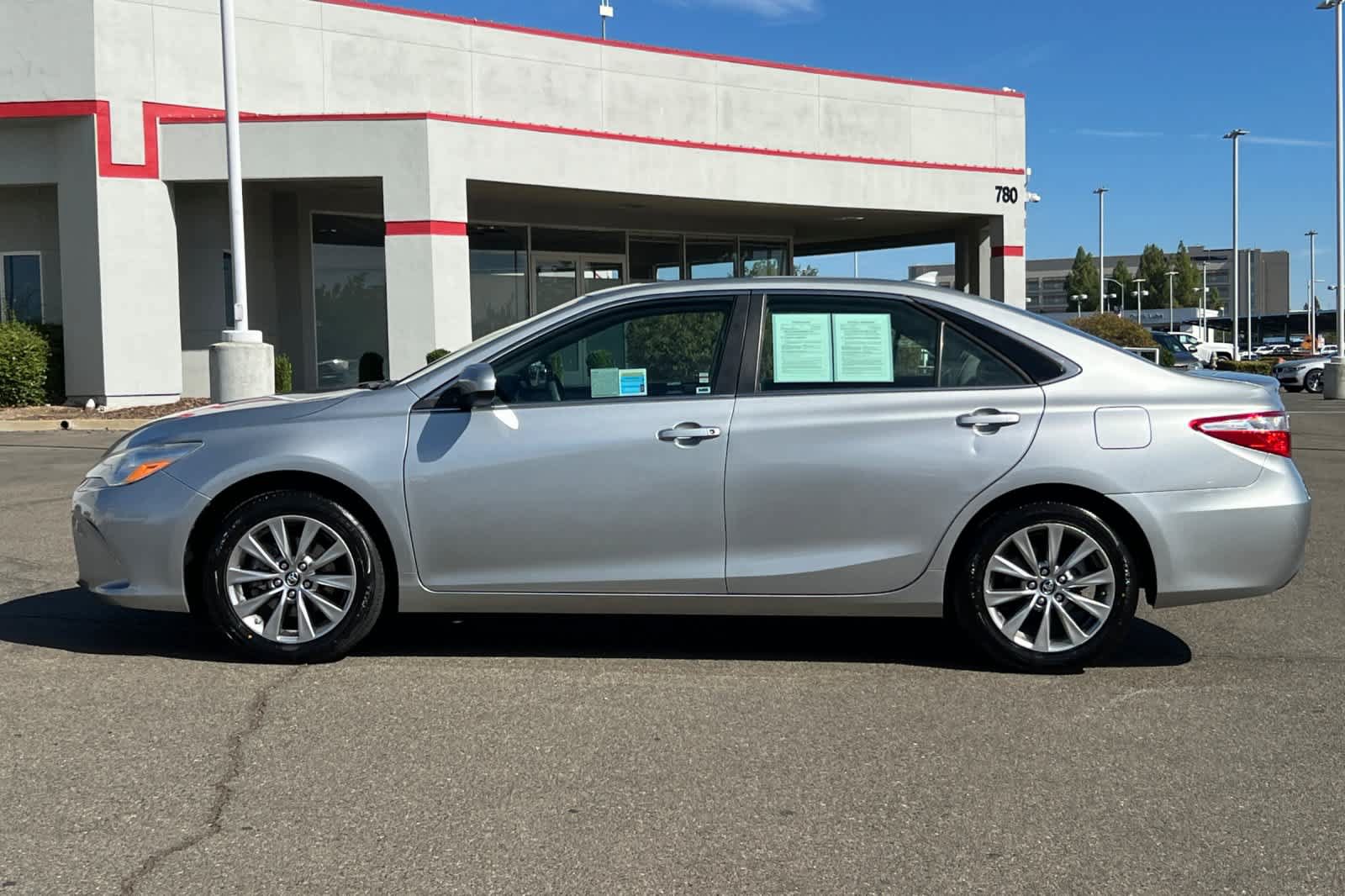 Used 2017 Toyota Camry XLE w/ Moonroof Package FWD image 9