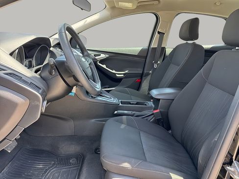 Used 2018 Ford Focus SE w/ SE Appearance Package image 16