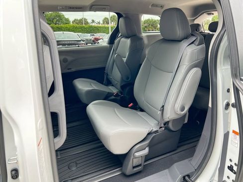 Used 2024 Toyota Sienna XLE FWD image 19
