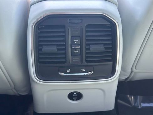 Used 2024 Porsche Macan AWD/4WD image 30