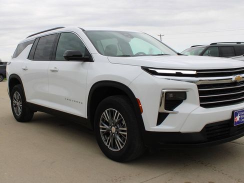 Used 2024 Chevrolet Traverse LT AWD/4WD image 3