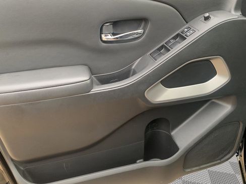 Used 2024 Nissan Frontier SV image 19