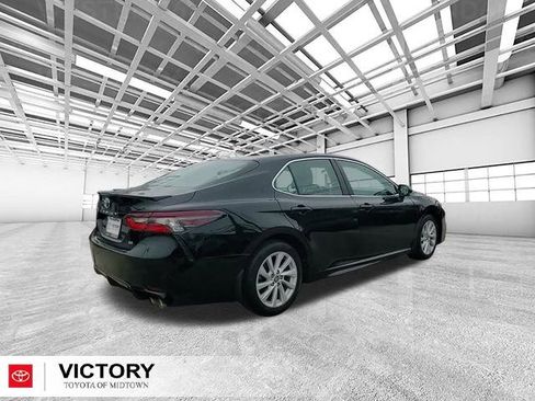 Used 2022 Toyota Camry SE image 3