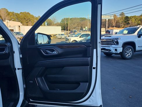 Used 2023 Chevrolet Suburban Premier image 26