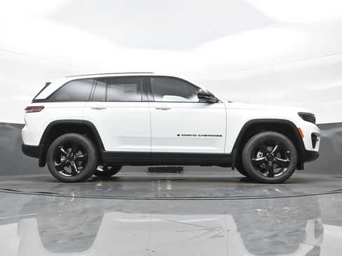New 2025 Jeep Grand Cherokee Altitude AWD/4WD image 16