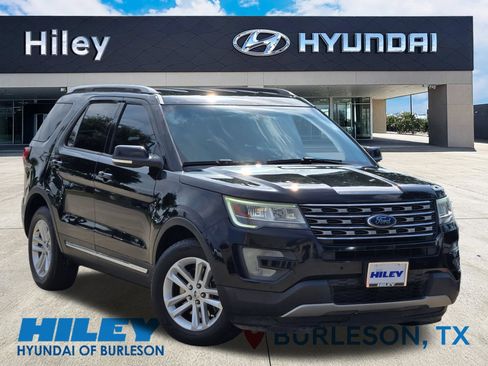 Used 2017 Ford Explorer XLT w/ Equipment Group 202A FWD image 2