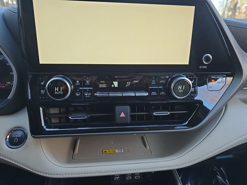 Used 2023 Toyota Highlander Limited image 25