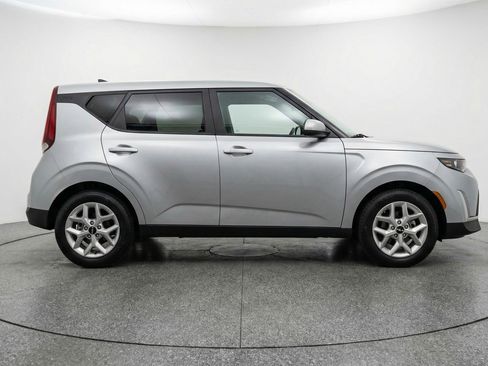 Used 2025 Kia Soul LX w/ LX Technology Package image 11