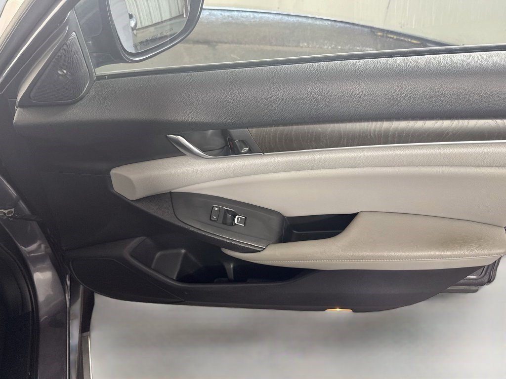 Used 2018 Honda Accord Touring image 30