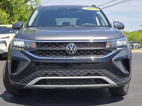 Used 2024 Volkswagen Taos SE w/ Panoramic Sunroof Package FWD image 11
