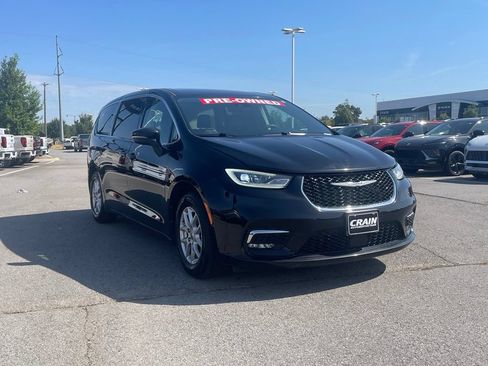 Used 2024 Chrysler Pacifica Touring-L FWD image 4