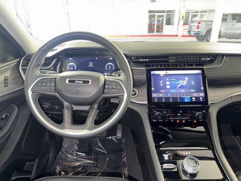 Used 2023 Jeep Grand Cherokee Limited w/ Black Appearance Package image 16