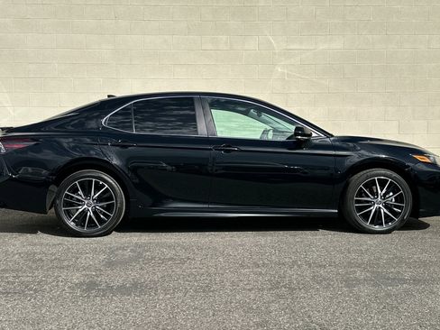 Used 2023 Toyota Camry SE image 3