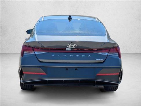 Used 2025 Hyundai Elantra Limited image 8