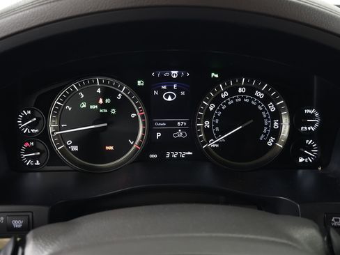 Used 2021 Lexus LX 570 4WD w/ Luxury Package image 22