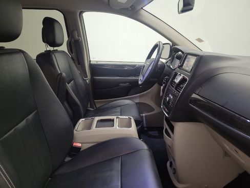 Used 2016 Chrysler Town & Country Touring FWD image 21