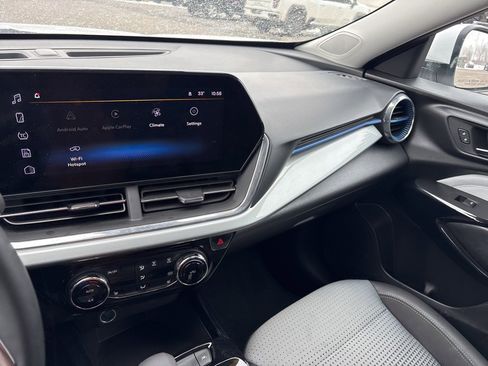 Used 2025 Chevrolet Trax LT w/ LT Convenience Package image 17