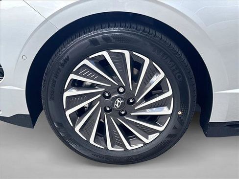 Certified 2025 Hyundai Sonata Limited FWD image 10