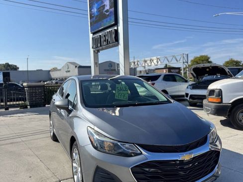 Used 2019 Chevrolet Cruze LT w/ Convenience Package image 3