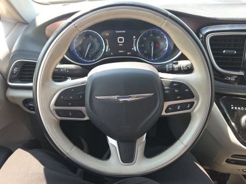 Used 2018 Chrysler Pacifica Limited w/ Advanced Safetytec Group FWD image 42