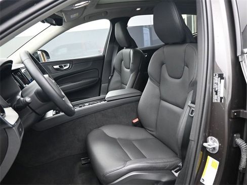 Used 2025 Volvo XC60 B5 Plus image 9