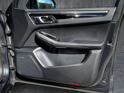 Used 2022 Porsche Macan Base image 28