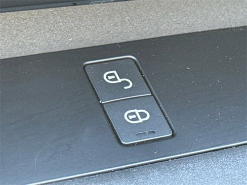 Used 2019 Land Rover Discovery SE image 19