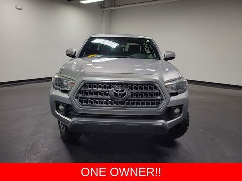 Used 2016 Toyota Tacoma TRD Off-Road w/ Premium & Technology Package AWD/4WD image 2