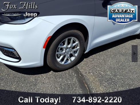 Used 2026 Chrysler Pacifica Select FWD image 5