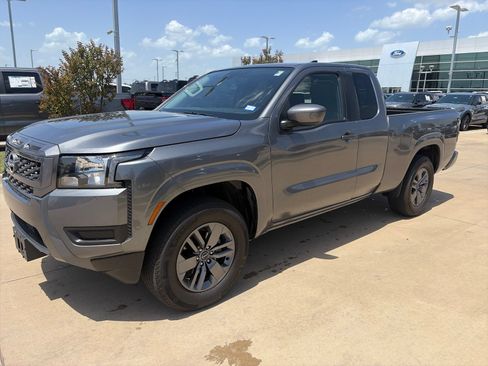 Used 2025 Nissan Frontier SV RWD image 3