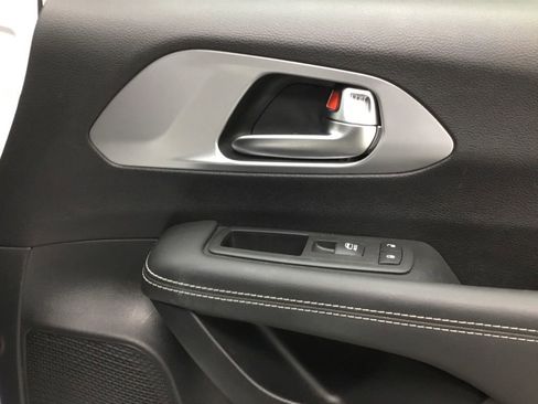 Used 2023 Chrysler Pacifica Touring image 19