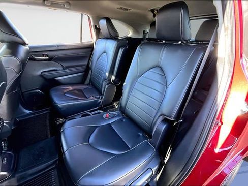 Used 2023 Toyota Highlander XLE image 22
