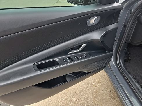 Used 2025 Hyundai Elantra SE FWD image 29