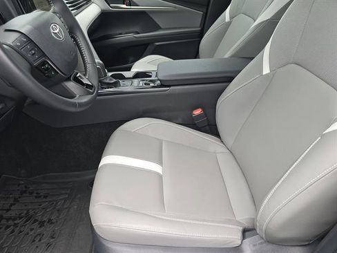 Certified 2025 Toyota Camry SE image 9