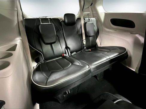 Used 2023 Chrysler Pacifica Limited image 25
