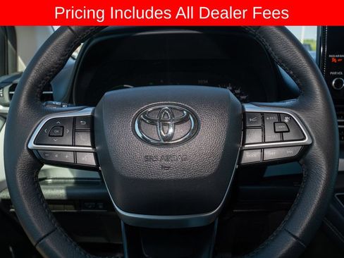 Used 2025 Toyota Sienna XLE FWD image 19