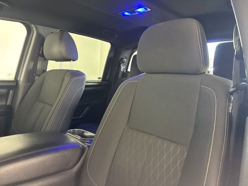 Used 2018 Nissan Titan SV w/ SV Convenience Package image 9