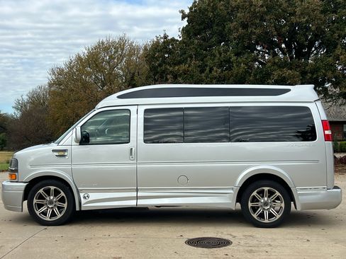 Used 2018 Chevrolet Express 2500 w/ Enhanced Convenience Package image 3