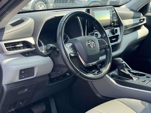 Used 2021 Toyota Highlander XLE AWD/4WD image 12