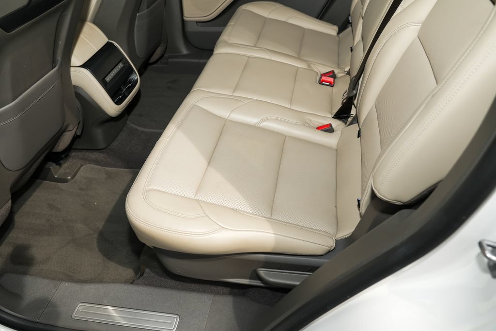 Used 2025 Lincoln Nautilus Premier AWD/4WD image 32