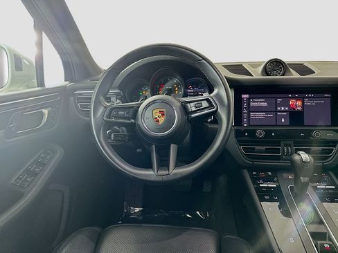 Certified 2022 Porsche Macan AWD/4WD image 25