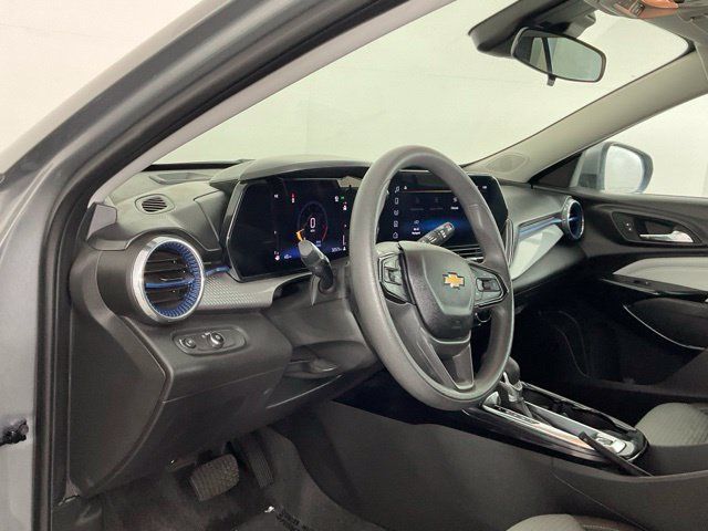 Used 2025 Chevrolet Trax LT FWD image 12