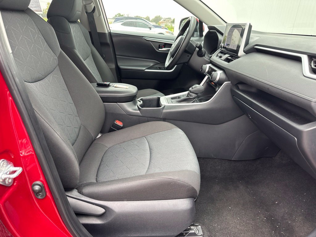 Used 2025 Toyota RAV4 XLE AWD/4WD image 31