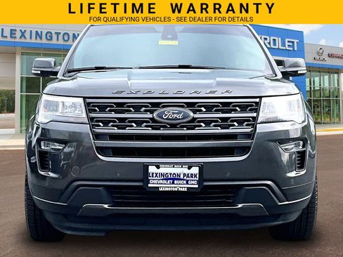 Used 2018 Ford Explorer XLT AWD/4WD image 3